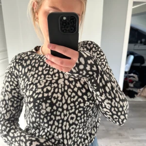 Tröja - Tryck ej på köp nu Snygg tröja i stl xs.50kr