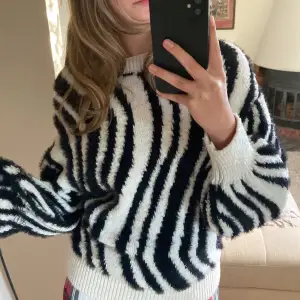 Buda eller köp direkt för 300kr. Zebra mönstrad stickad tröja i bra skick, använt en höst och är endast lite nopprig. Jätte skön och bra kvalite. (Bilderna är tagna nu när annonsen läggs ut)