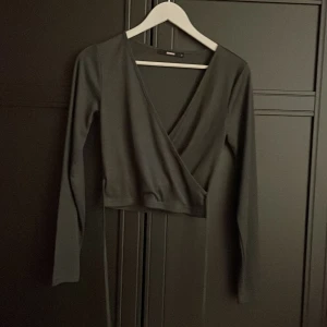 V-ringad tröja - Knappt använd tröja som man knyter runt magen 