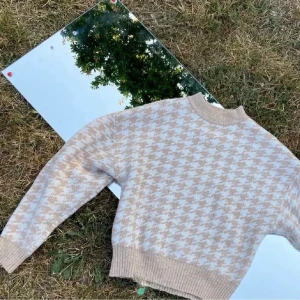 Hundtandsmönstrad atickad tröja - Säljer denna stickade tröjan som är hundtandsmönstrad. Stl S<3