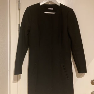 Svartkappa strl XS - SvartKappa från jacqueline de yong (JDY) Storlek X-small Pris 80kr (plus frakt om den inte hämtas i Bromma)