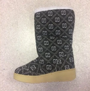 Varmfordrad  Vinterstövel  - Material tjock Duk och varm fleece  179kr/par  Stlk kvar 39,40,41