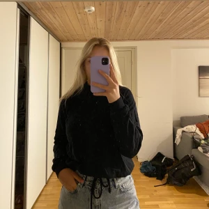 Tröja med knytning  - Säljer denna tjocktröja med en knytning vid midjan så kan man själv bestämma längd och hur tajt man vill ha den i midjan.  Den är från Vera Moda i storlek S