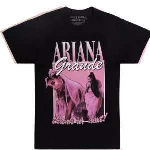 Ariana Grande t-shirt - Ariana Grande t-shirten ifrån Sweetener/Thank u,next tour europe leg. Köptes på konserten i Stockholm i October 2019! Använd fåtal gånger, jätte bra skick!!