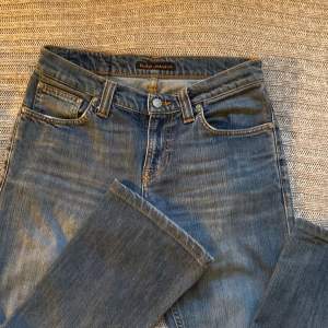 Jättefina lågmidjade bootcut/straightleg jeans från nudie. Väl använda men i gott skick. Endast en liten slitning vid ena fickan. Nypris ca 1800.