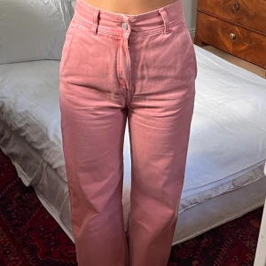 Rosa breda byxor - Svinsnygga högmidjade rosa byxor som är raka och breda i benen. Tyvärr försmå för mig i midjan där av sälj. 