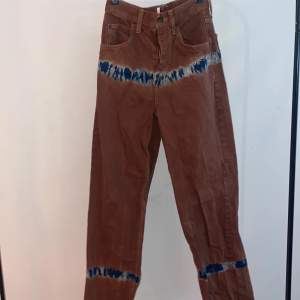 Brown jeans from urban outfitters with cool denim print, regular waist, “boyfriend jeans” W25