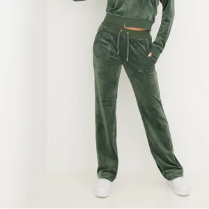 Gröna Juicy Byxor - Fick i Julklapp förra Julen men endast använda 2-3 gånger sen dess. Nypris 999kr, Fler bilder kan skickas om så  efterfrågas.💕💕 Finns fortfarande kvar även fast budgivningen avslutades!!