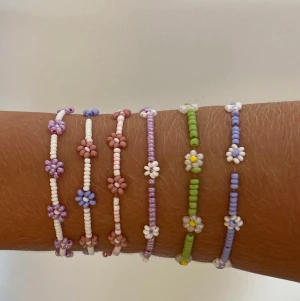 Pärlarmband  - Fina o billiga pärlarmband gjorda av mig⭐️⭐️ De med få blommor för 25kr och de med bara blommor 55kr! Du väljer design o färg själv! Skriv till mig privat! Frakten är på 13 kr
