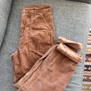 Manchesterbyxor  - Bruna mjuka manchesterbyxor. Väldigt mjuka och sköna.