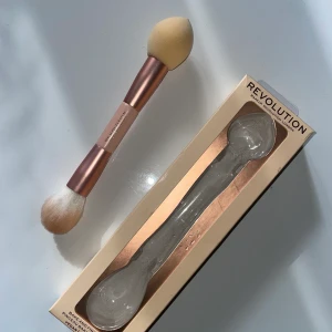 Bake and finish brush - Sminkborste för baking och finishing/puder. Endast testad en gång och tvättad efter det. 