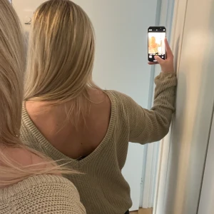 Stickad tröja  - En jättefin beige stickad tröja som är v-ringad baktill! Är stor i storleken så skulle passa en S och M. Köparen står för frakt!🤍