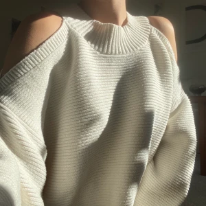 Stickad tröja m cutouts vid axlarna - I jättefint skick, ljust beige stickad tröja, supermjuk. Storlek M men jag har xs-s