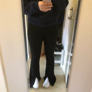 Zara kostymbyxor - Ett par kostymbyxor i storlek M från Zara i Superskönt material. Köpta här på Plick men lite för små för mig, i övrigt superfina med slits🥰