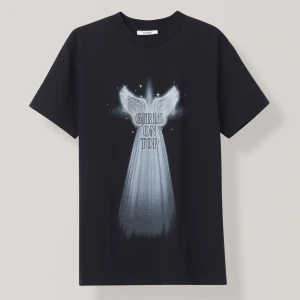 GANNI t-shirt - Superfin cool t-shirt från GANNI 🌟🪩 Köpt på Nathalie Schuterman för nått år sedan men endast använd vid 3 tillfällen så i nyskick!! Hör av dig om du är intresserad eller har några frågor 💖💖