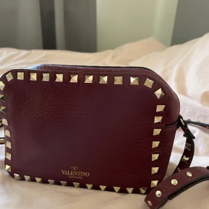 Valentino väska - Intressekoll på min jättefina vinröda valentino väska (Garavani)!! Köpte den i januari så skicket är fortfarande jättefint, man får med dustbag och äktehetsbevis!!😍Kan mötas upp i Göteborg💕