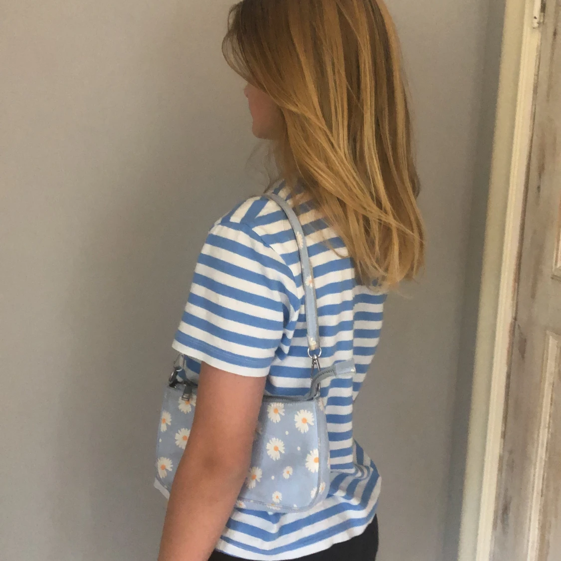 Blåblommig axelväska - 90