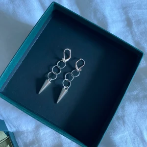 MARIA NILSDOTTER inspirerade örhängen  - Helt oanvända och köpta från en smyckes sida på instagram för två år sen. 💖💖💖