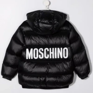 Moschino jacka  - Säljer min svarta moschino jacka i M treen. Inga defekter. Avtagbar luva. Skriv vid frågor 