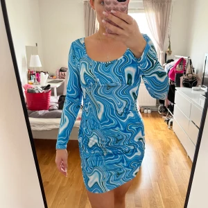 Blå klänning  - Cool klänning från shein. Använd men bra skick. Storlek L  📍Möts upp i Stockholm/Södermalm eller Åkersberga.  💌 Köparen står för frakten - priset varierar beroende på storlek på plagget. Jag kollar upp så det blir rätt.  ❌ Inga returer - köpt är köpt