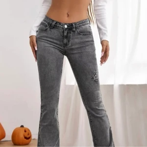 Jeans shein strl m - Superfina jeans från shein som är mid/low Rise. Stretchiga. Storlek m. Passar en s/m skulle jag säga. För långa för mig som är 160. Passar en 163-167 skulle jag säga ❤️ frakt tillkommer på 57kr