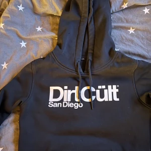 Dirt cült hoodie  - Säljer pågrund av att den inte används, liten reva på luvan men syns knappt, den är använd fåtal gånger.☺️