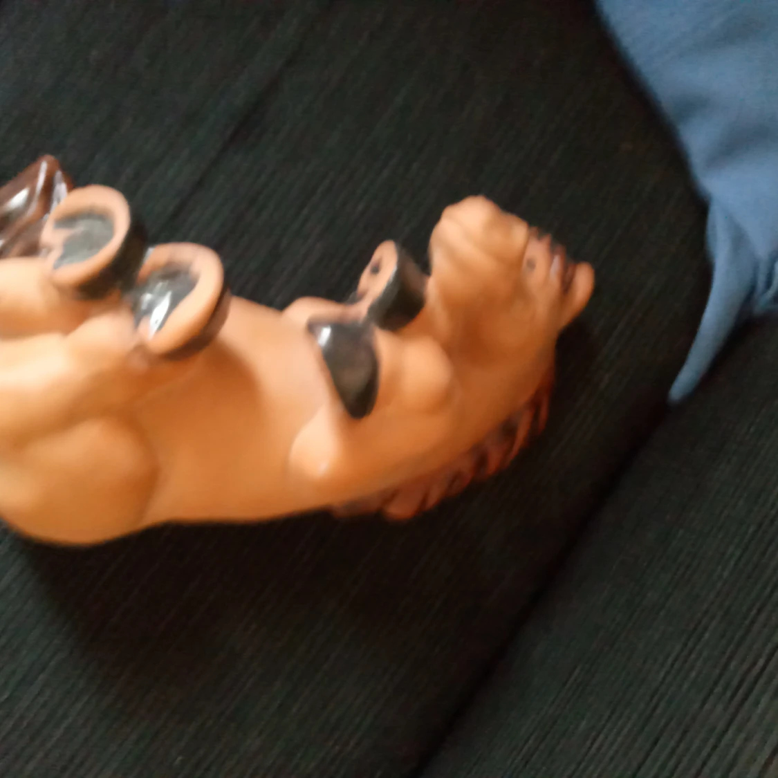 Liggande hästfigur, keramik lera. - 90