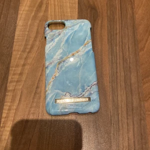 Ideal of Sweden-skal - Ett superfint mobilskal från ideal of sweden, användt men i väldigt fint skick!Passar IPhone 7/8, finns inte kvar på sidan. 