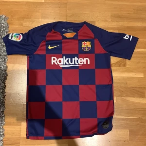 FC Barcelona match tröja 2020 - Storlek: 158-170 CM Köptes år 2020 i julas då jag fick den i julklapp  Knappt använd men enkel och smidig tröja att ta på sig