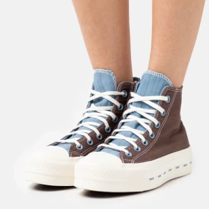 Blå och bruna converse  - Hej, säljer nu mina älskade blå och bruna converse i en modell som är lite högre och mjukare och då de knappt kommer till användning. Använda men i bra skick. Har inga bilder för tillfället men om någon är intresserad så kan jag fixa💕 Nypris runt 900kr