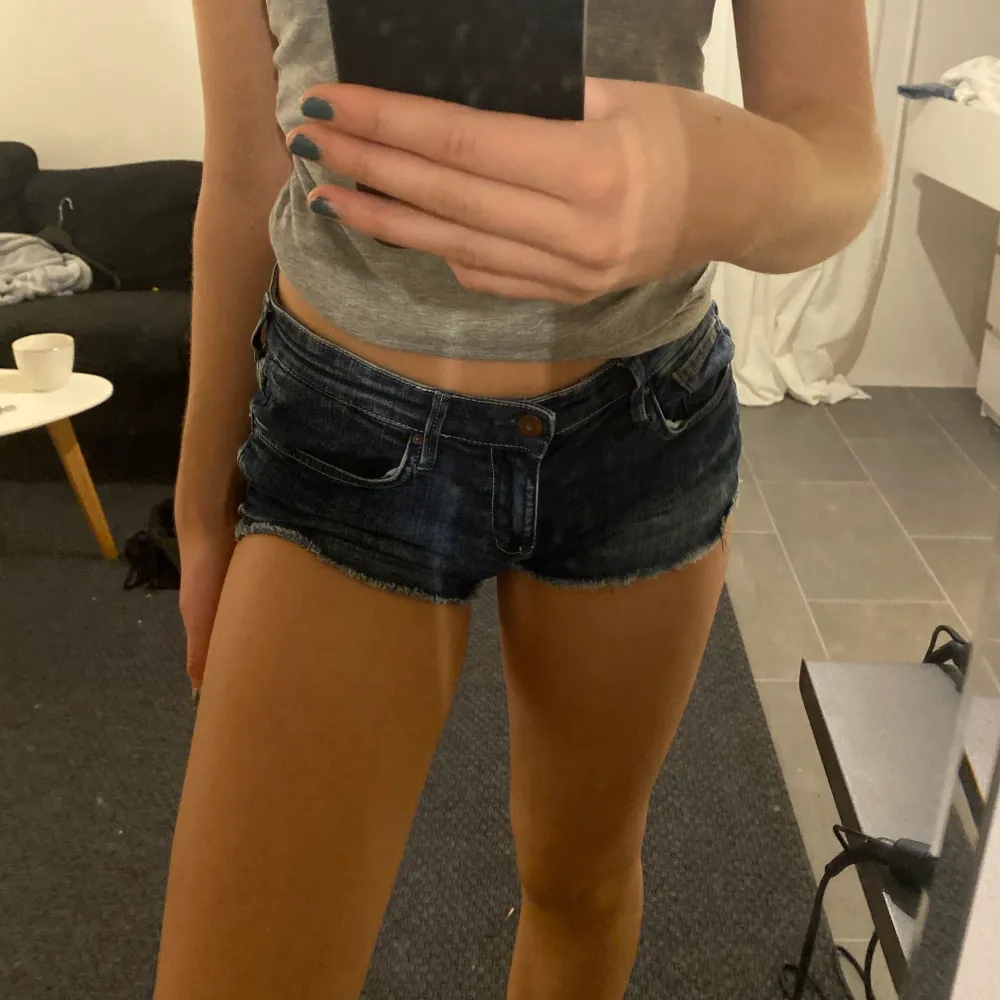 ett par korta, lågmidjade, blåa jeansshorts. Köpte för flera år sedan (finns inte kvar i sortiment) men inte använts alls. Storlek 36, väldigt strethsiga dock. Shorts.