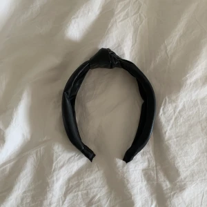 Hårband  - Svart hårband i läderimitation som livar upp en outfit. Sjukt snyggt och är aldrig använt - inga defekter. Köparen står för frakt, kvar så länge det inte står ”såld”🖤🖤🖤