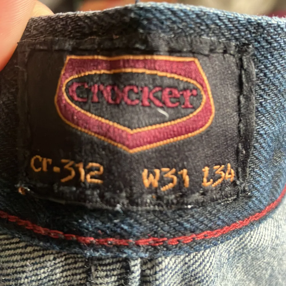 Jättesnygga Crocker mörkblå långmidjade jeans. Sitter tight runt låren på mig och sen löst vid vaderna, bootcut. Säljer då dem är för små för mig.. Jeans & Byxor.