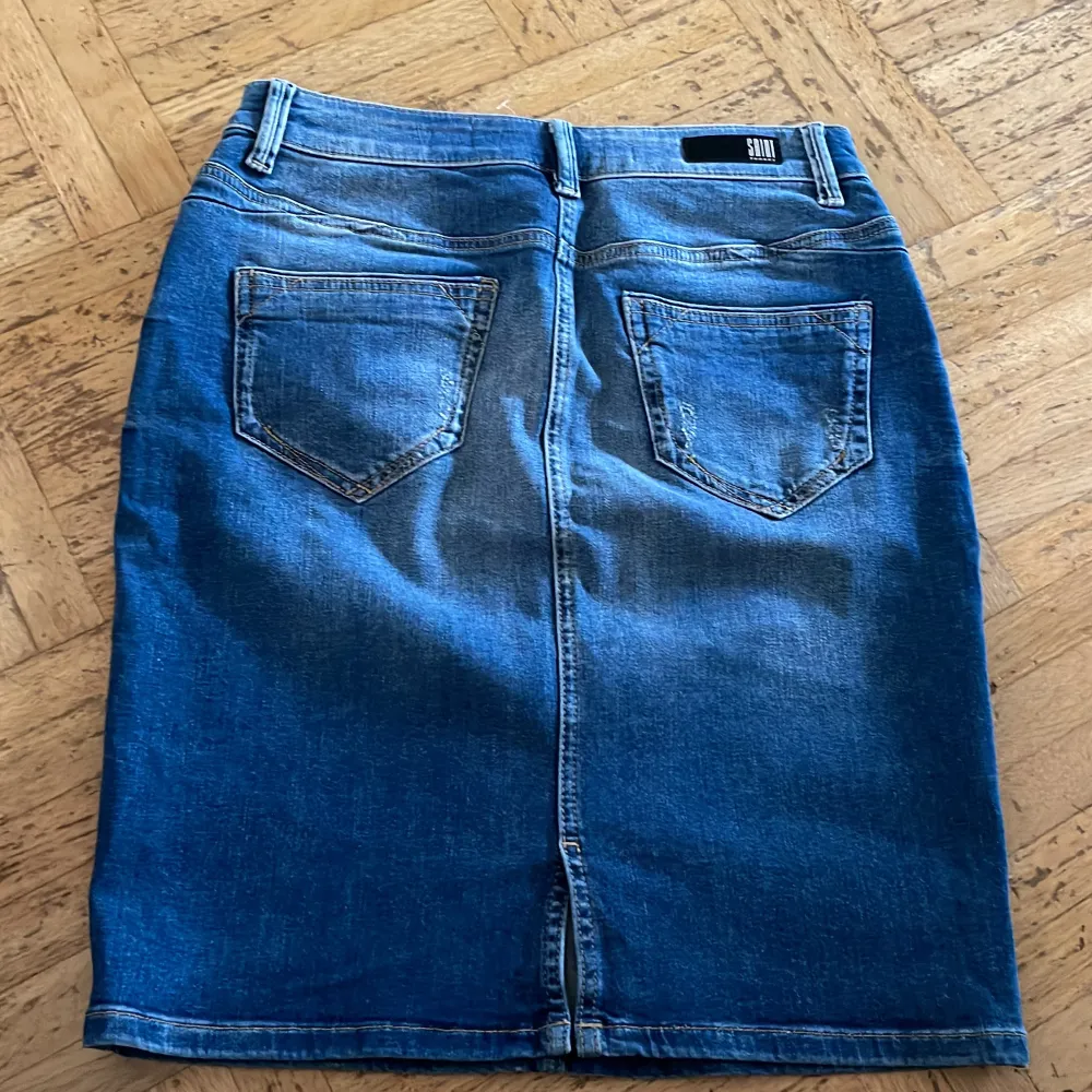 Helt ny jeans kjol, stl s, stretch säljes för 30kr. Kjolar.