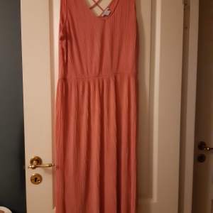 Den här rosa ribbade kläningen är i fint skick och bra kvalite, den är i storlek L och passar en riktigt bra (notera färg kan variera pga av ljuset). Man står för frakt