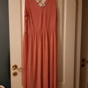 Den här rosa ribbade kläningen är i fint skick och bra kvalite, den är i storlek L och passar en riktigt bra (notera färg kan variera pga av ljuset). Man står för frakt