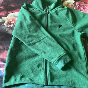 Fix  - En helt ny Fix kofta som är använd ett par en staka gånger,säljer den på grund av att den har blivit för liten,storlek 128 för 7-8 åringar.