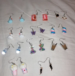 Örhängen  - Sååå fina örhängen, hemma gjorda. Aldrig använda. Jätte jätte fina. 25-30kr st