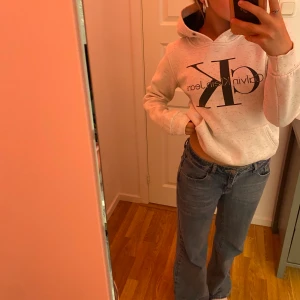 Calvin Klein hoodie - ❗️tryck ej på köp nu❗️As mysig hoodie från Calvin Klein🫶Är i barnstorlek L!! säljs då den inte kommer till användning längre. Pris kan diskuteras💕 köparen står för frakt:)