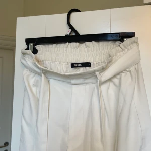 Bikbok kostymbyxor  - Ett par superfina kostymbyxor med sytt pressveck och midjeband från BikBok🤍 De sitter jättefint på i storlek XS men passar även S och längden på mig som är 160cm