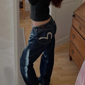 Evisu jeans - funderar på att säja mina älskade evisu jeans, äkta! sitter oversized på mig som har typ 26 i jeans men passar många storlekar❤️‍🔥tryck inte på köp nu, skriv istället🧸