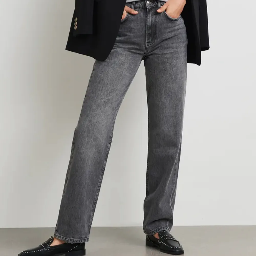Säljer mina super snygga 90s jeans från GinaTricot, använda max 3 gånger!! De är i tall och är i perfekt längd för mig som är runt 175. Går lätt att klippa av och sy upp om man är kortare😋 köpta för 600, säljer för 400kr eller bud! Skriv om du har frågor💖. Jeans & Byxor.