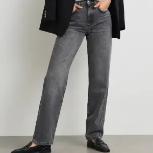 Säljer mina super snygga 90s jeans från GinaTricot, använda max 3 gånger!! De är i tall och är i perfekt längd för mig som är runt 175. Går lätt att klippa av och sy upp om man är kortare😋 köpta för 600, säljer för 400kr eller bud! Skriv om du har frågor💖