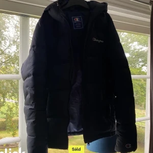 Champion jacka - Jag lägger ut denna annons igen då jag råkade göra fel på förra!  Köpt på Kids Brand Store och jag har använt den någon enstaka gång i början på förra vintern.  Den är som sagt i storlek 162/167 men passar mig som är en s! Nypris 800kr.  