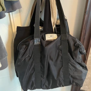 Day väska - Säljer en Day väska i den stora modellen. Rymmer jättemycket saker perfekt till skolan osv. Bra men begagnat skick😁