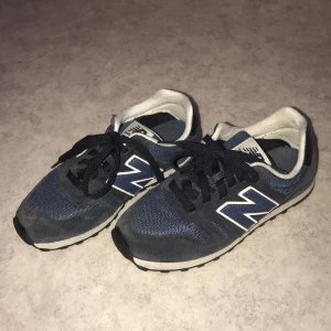 new balance skor - New balance skor storlek 37, men passar också 36. Mörkt blå färg 