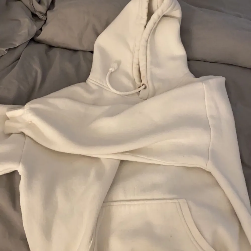 En vit hoodie från bik bok. Använd och lite nopprig. Köpte för 350 kr och säljer då den inte kommer till användning . Hoodies.
