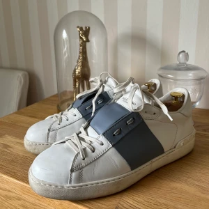 Valentino skor  - Säljer ett par valentino sneakers. Skorna är använda men ändå i bra skick! Storlek 43.  DM:a gärna om du har frågor📩
