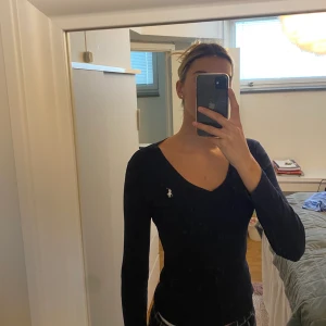 Ralph Lauren tröja  - Ralph lauren långärmad tröja, säljer pga att jag inte använder längre. Den är använd ett fåtal gånger och är i väldigt bra skick . Nypris 800kr men säljer för 300kr Kan mötas upp vart som helst i Stockholm, eller frakta 