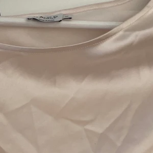 TOPP - Topp/blus från NA-KD, One shoulder. Pärlemor.